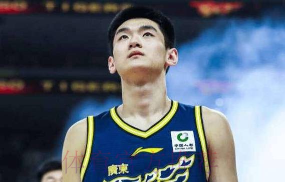 亲密互动，广东19岁王洪泽恋情曝光，女友可爱，体育生，杜锋祝福